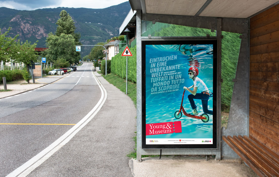 Young & Museum Citylight Plakat an den Bushaltestellen in Südtirol. Werbung für Kinder und Jugendliche des Amtes für Museen. Grafik von adpassion, Waldemar Kerschbaumer